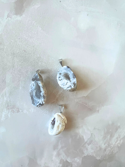Agaat Geode Hanger met Kristallisatie – Magie van Binnenuit